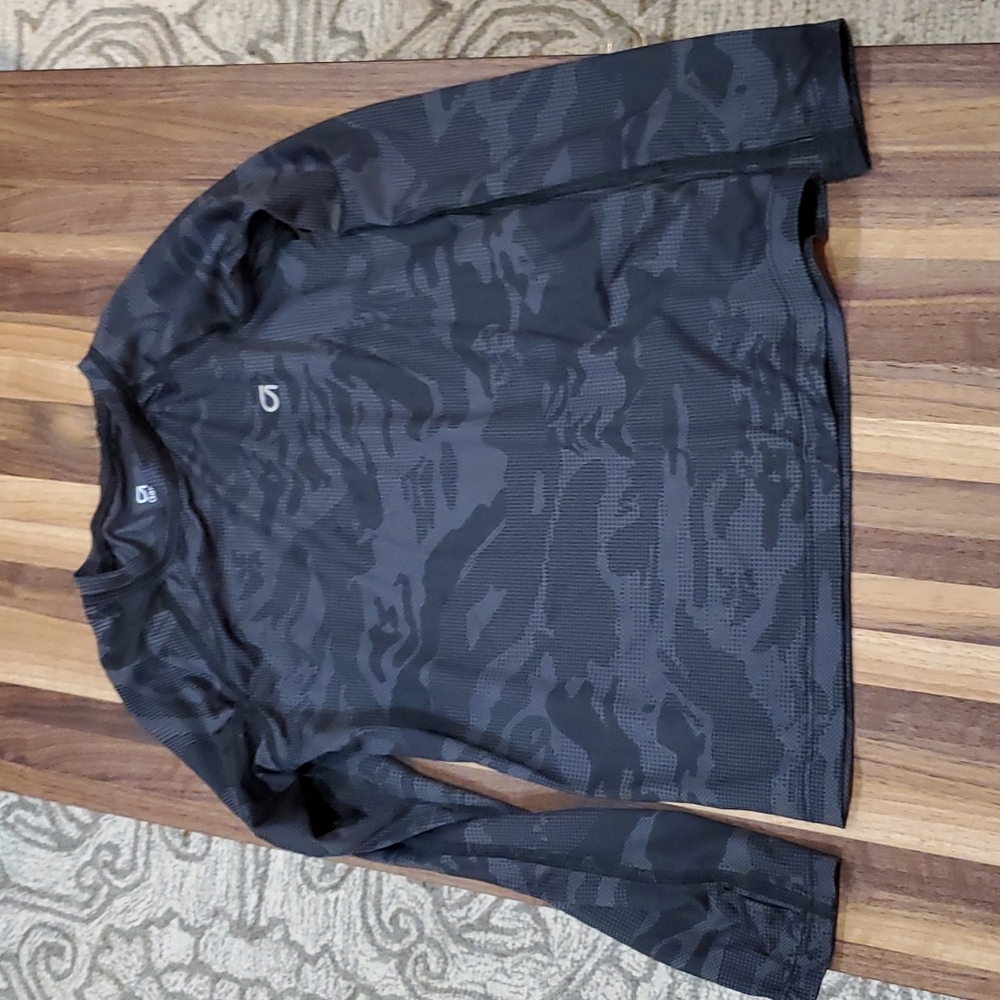 Gap fit boys dry fit crew neck shirt S